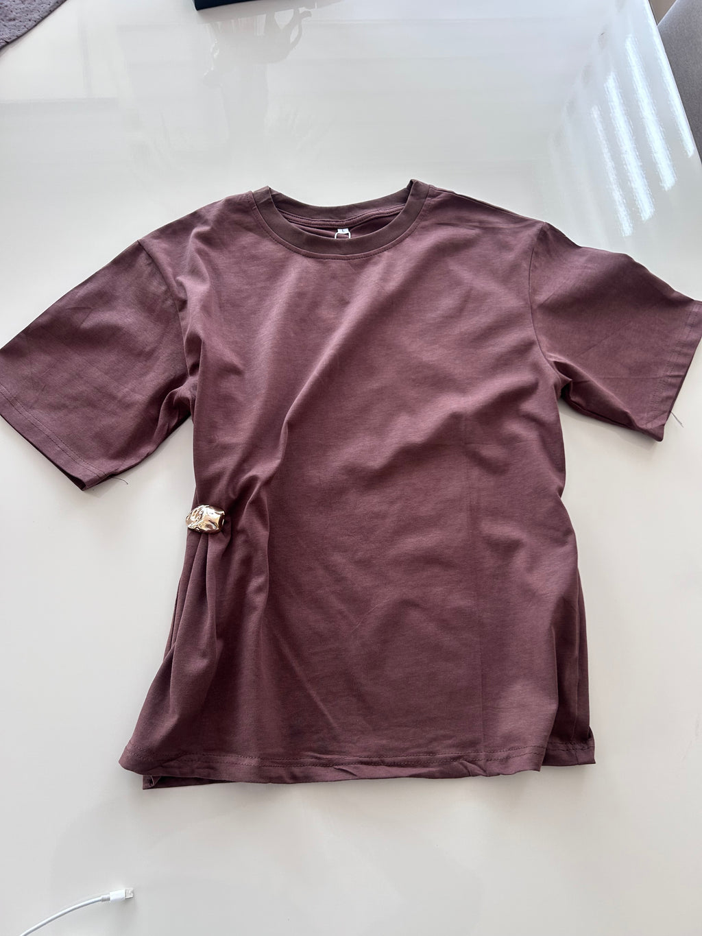Polera broche dorado