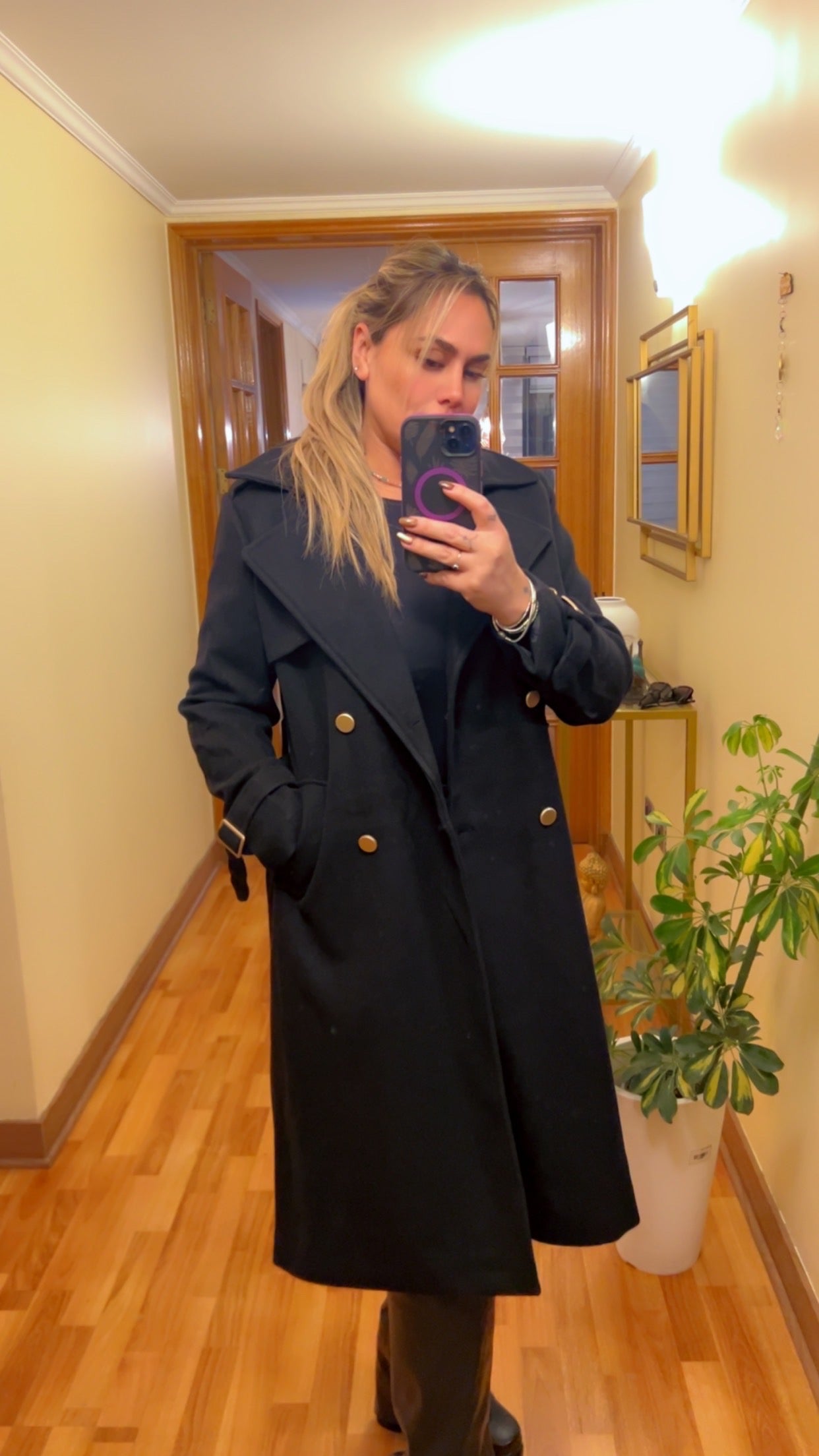Trench abrigo con botines dorados